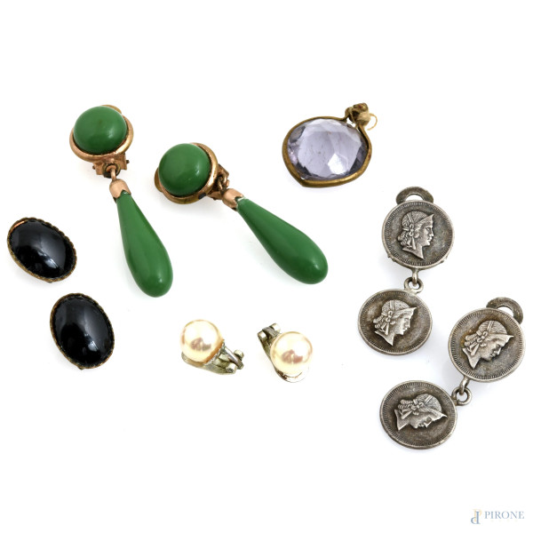 Lotto di quattro paia di orecchini ed un ciondolo in vari materiali, misure massime cm 5
