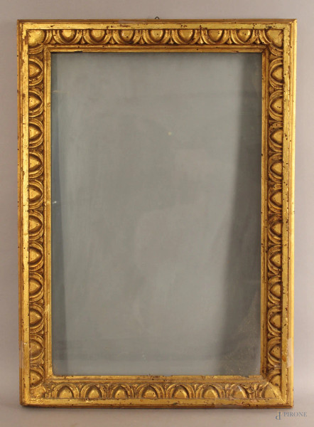 Cornice in legno intagliato e dorato, misure specchio 56x37 cm, misure ingombro 65,5x47 cm.