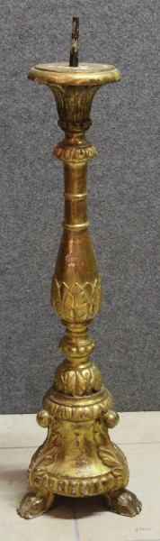 Candelabro in legno in tagliato e dorato, h.76 cm.
