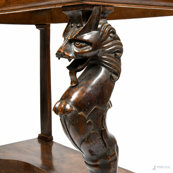 Consolle in legno impiallacciato e piano in marmo. Montanti anteriori a guisa di grifoni con pied...