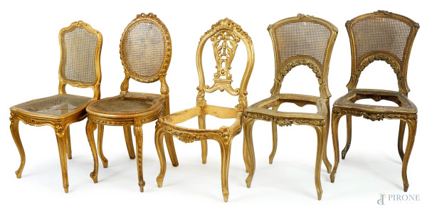 Lotto di cinque seggiole in legno intagliato e dorato, XIX-XX secolo, sedute e schienali in paglia di Vienna, altezza max cm 92, (difetti, parti rotte)