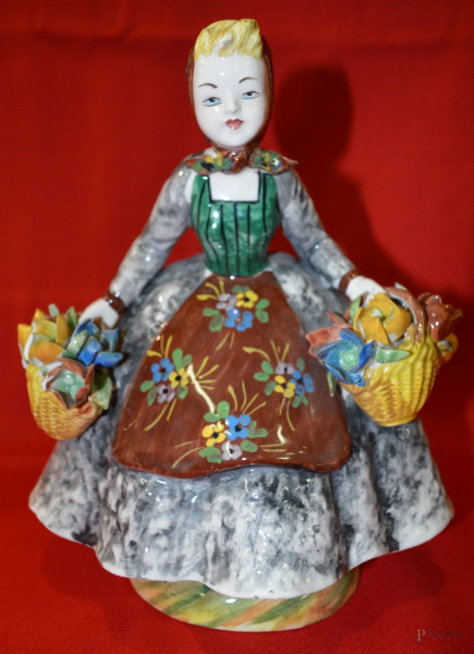 Fanciulla con cesta, scultura in maiolica policroma, h. 23 cm