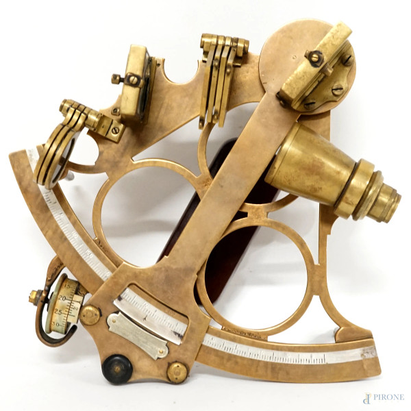 Sestante in ottone, cm 24x24, entro scatola in legno, cm 13,5x26,5x28