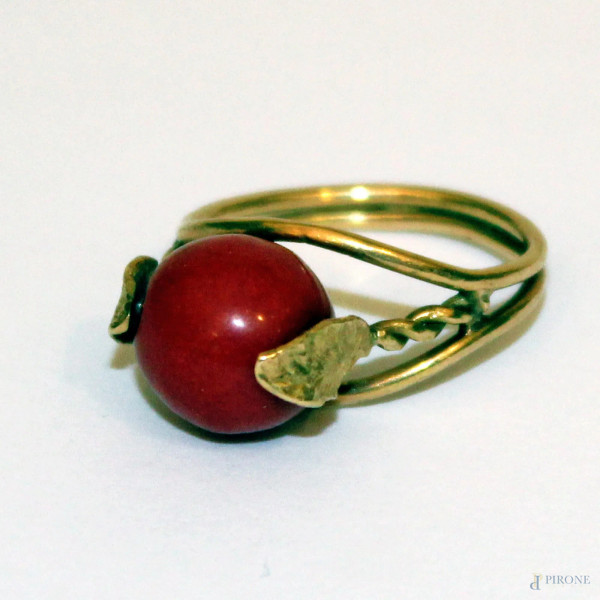 Anello in oro 18 kt. con corallo, gr.4,0
