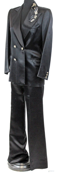 Completo da donna vintage in raso nero, pantalone a zampa di elefante e giacca doppiopetto con taschino, due tasche e dettagli floreali in paillettes, (difetti).