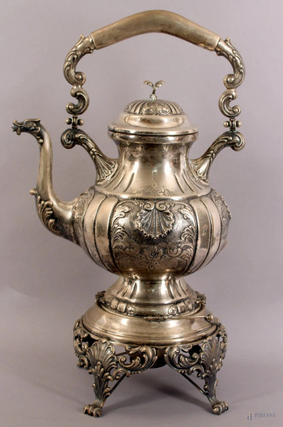 Tea Kettle in argento cesellato a motivi di conchiglie e foglie d&#39;acanto, altezza 45 cm, gr. 2300.