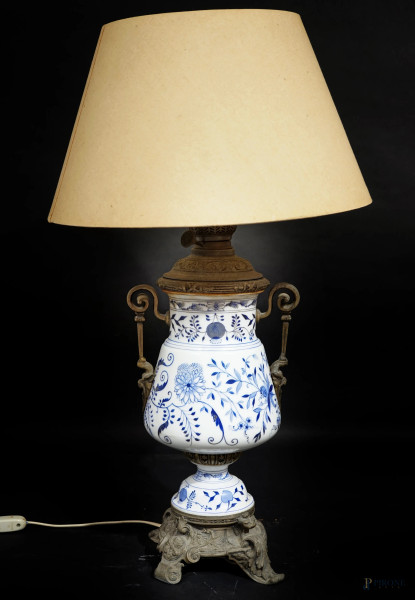 Lampada in porcellana blu e bianca e metallo con decori a motivi vegetali e floreali, XX secolo, altezza cm 47 circa