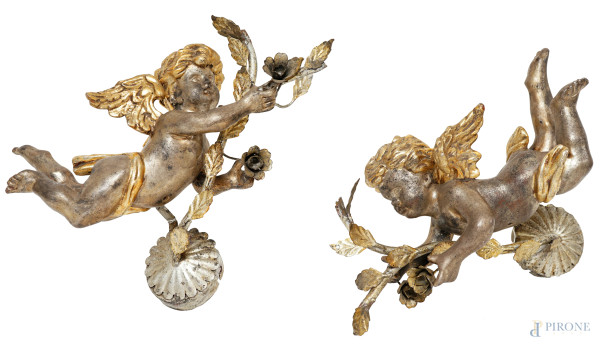 Coppia di sculture in legno e metallo argentato e dorato rappresentate due angeli, XX secolo, cm 29 (difetti)