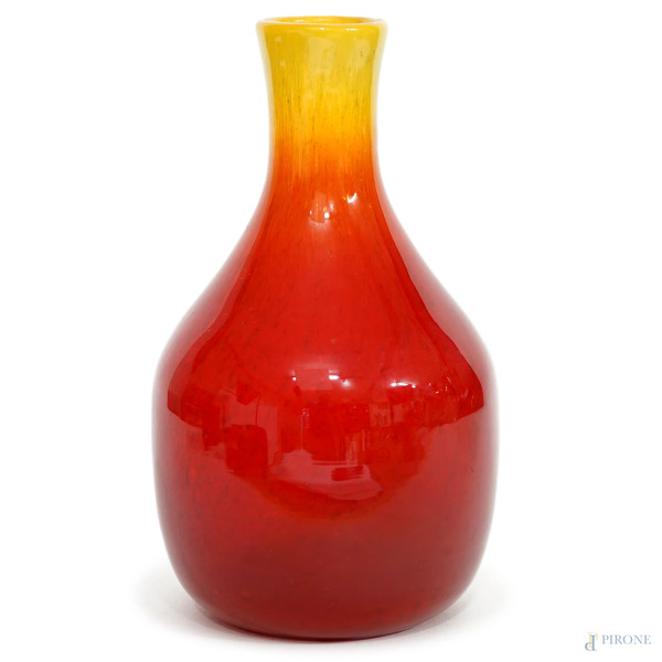 Vaso in vetro rosso e giallo, Murano, XX secolo, firmato sotto la base "F. Bianconi Murano", altezza cm 27