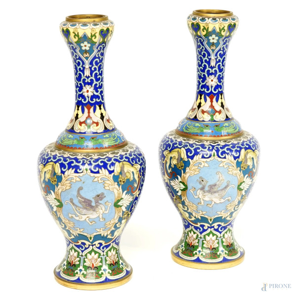 Coppia di vasi cloisonné con rifiniture dorate e decorazioni policrome con draghi e motivi vegetali, Cina, sec. XX, alt. cm 26, (difetti)