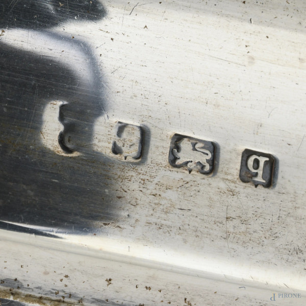 Lotto composto da due vassoi in argento, XX secolo, misure massime cm 26,5x36,5, peso complessivo...