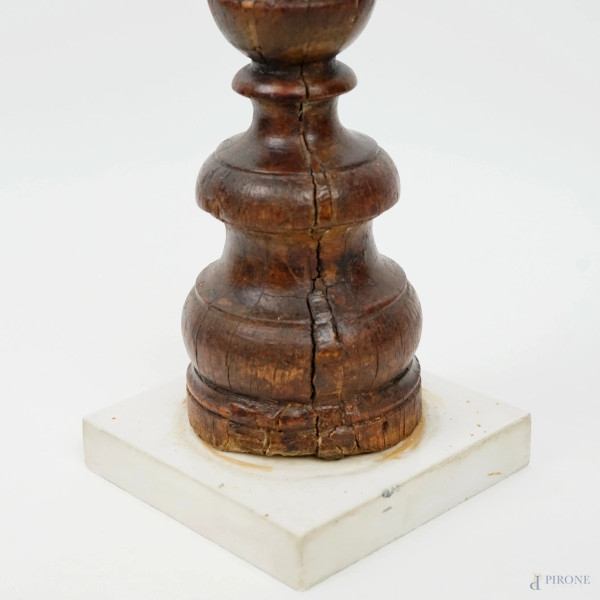Portacero in legno tornito, XX secolo, poggiante su base in marmo, cm h 41, (difetti)