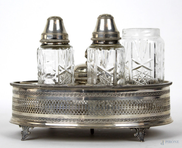 Acetoliera in argento con ampolle in vetro controtagliato, altezza cm 13, peso netto gr. 409, (difetti e mancanze).