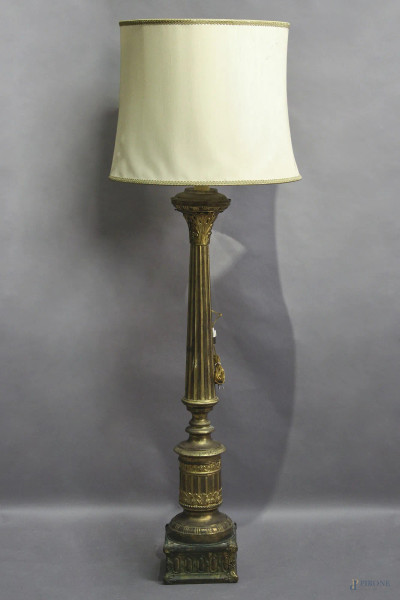 Lampada da terra rivestita in ottone sbalzato, poggiante su base, con paralume, fine XIX sec., H 176 cm.