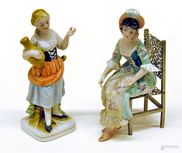 Coppia di statuine a soggetto femminile in fine ceramica di Capodimonte, altezza circa cm 18   