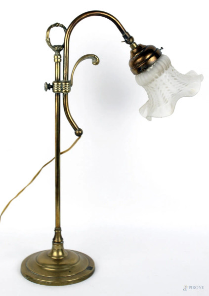 Lampada da tavolo in ottone, con stelo diritto e braccio arcuato con campana paralume in vetro a forma di corolla, altezza cm. 48,5, XX secolo.