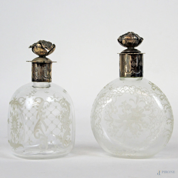 Due bottigliette portaprofumo in vetro molato, decori floreali e finiture in argento, cm h 11,5, XX secolo, (segni del tempo).