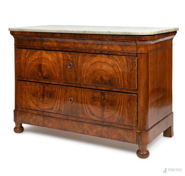 Cassettone in noce e radica di noce con piano in marmo. Fronte a due cassetti. XX secolo, cm 94x125x64,5, (segni di usura)