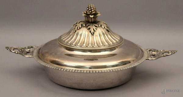 Centrotavola di linea tonda in argento cesellato con manici, cm 18x26x40, gr. 1569.