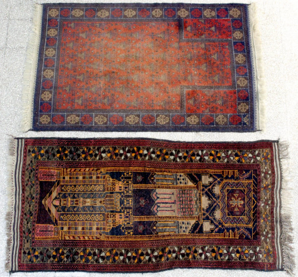 Lotto composto da due tappeti preghiera, misura massima 160x80 cm.