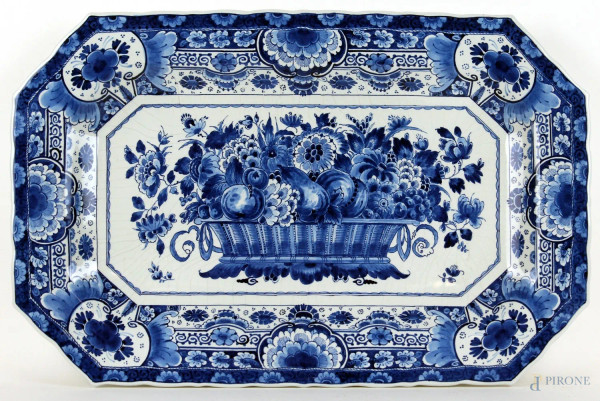 Vassoio di linea rettangolare in porcellana bianco e blu Delft, decoro raffigurante canestro di fiori e frutti, cm 38x58,5, XX secolo, (difetti)