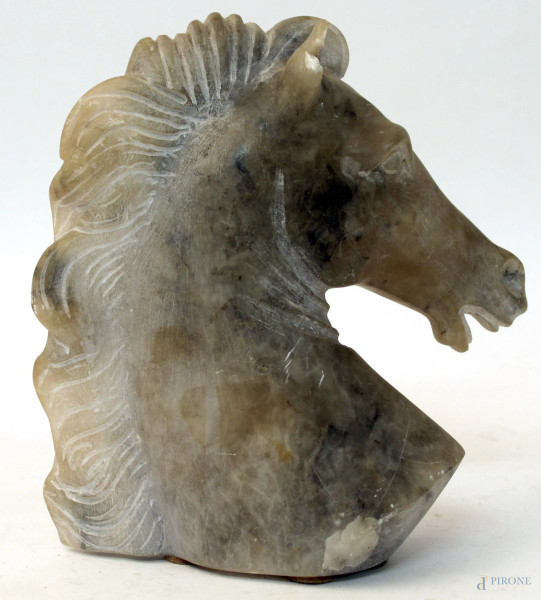 Testa di cavallo, scultura in alabastro, H 19 cm, difetti.