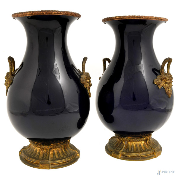 Coppia di vasi in vetro blu con orlo, base e prese a foggia di teste di sileno in bronzo dorato, inizio XX secolo, altezza cm 32,5, (difetti)