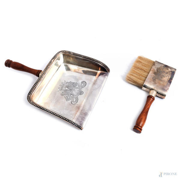 Set raccoglibriciole da tavola in Sheffield e legno, XX secolo, misure massime cm 18,5x12,5