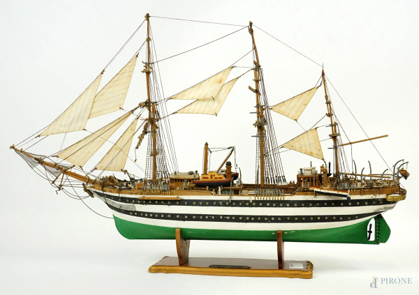 Modello della Amerigo Vespucci in legno dipinto ed altri materiali, ingombro totale cm h 64x99x16, (difetti).