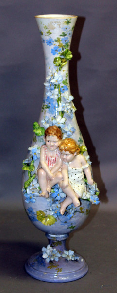 Vaso in porcellana con fanciulli a rilievo, primi 900, h. cm 72.