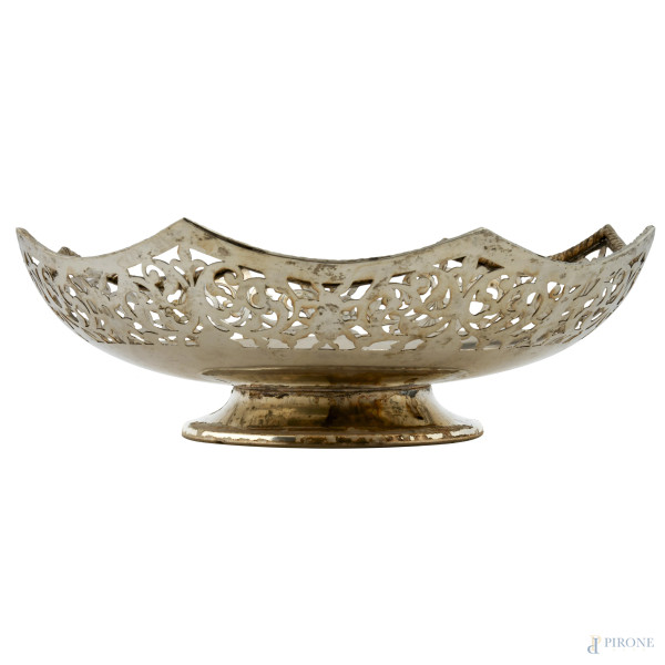 Lotto composto da oliera e centrotavola traforato in argento, peso complessivo gr 740, misura mas...