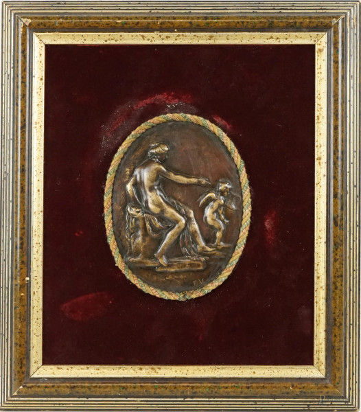 Venere con putto, placca ovale in bronzo, cm 17x13, siglato, entro cornice