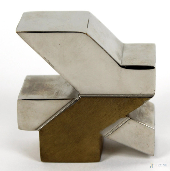 Scultura astratta-geometrica, in metallo argentato e dorato, cm. 6x6x2, XX secolo.