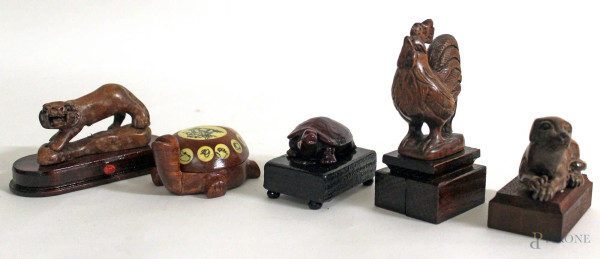 Lotto composto da cinque animali diversi in legno su basi, h. massima 12 cm.