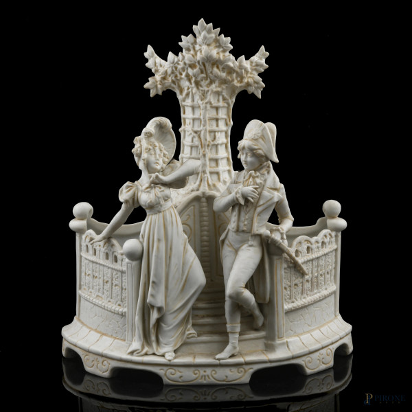 Gruppo scultoreo da tavolo in biscuit raffigurante scena cortese su scalinata, XX secolo, altezza cm 26, (segni di usura, sbeccature, difetti)