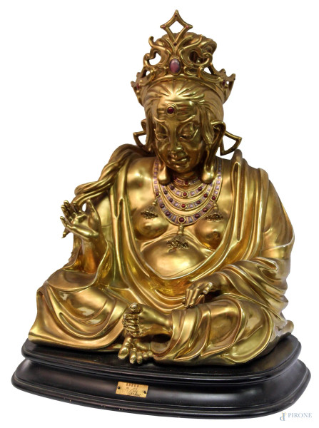 Budda scultura in porcellana dorata con base in legno, firmata Cortese, h.45 cm