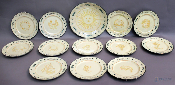 Lotto composto da tredici piatti in maiolica ascolana raffiguranti segni zodiacali, diametro massimo 28 cm, piccole sbeccature.
