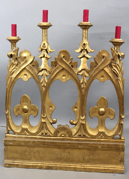 Candelabro neogotico in legno intagliato e dorato a quattro fiamme, altezza cm.80x61, (difetti e restauri)