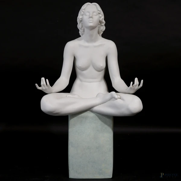 Llandrò, scultura in porcellana bianca raffigurante una figura femminile in meditazione, altezza cm 53,5