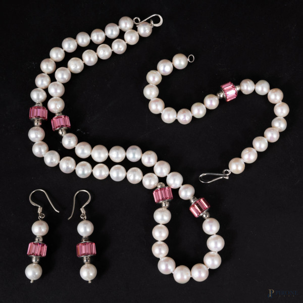 Parure con perle, perline di quarzo rosa e argento, lunghezza collana cm 52; lunghezza bracciale cm 20