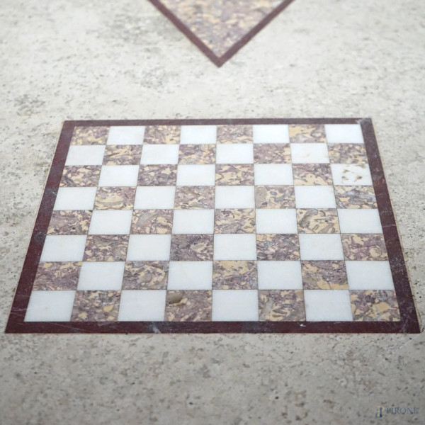 Tavolo con piano rettangolare in marmo policromo con decori geometrici e due scacchiere, poggiant...