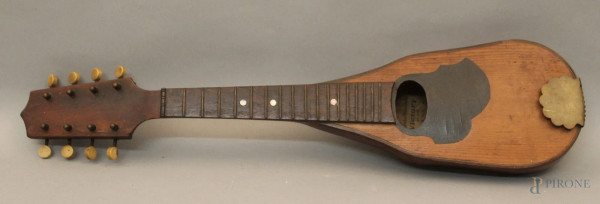 Piccolo mandolino in legno marcato Victory, XX sec, lung. 54 cm.