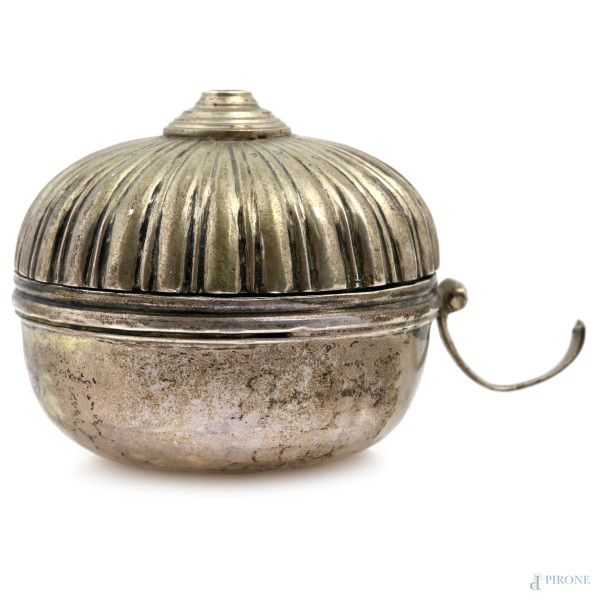 Stoppiniera in argento 800/00. Venezia, XVIII secolo, altezza cm 6, peso gr 130, (segni di usura, rotture)