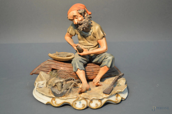 Il pescatore, scultura in porcellana policroma, marcata Capodimonte, H.21X25 cm.
