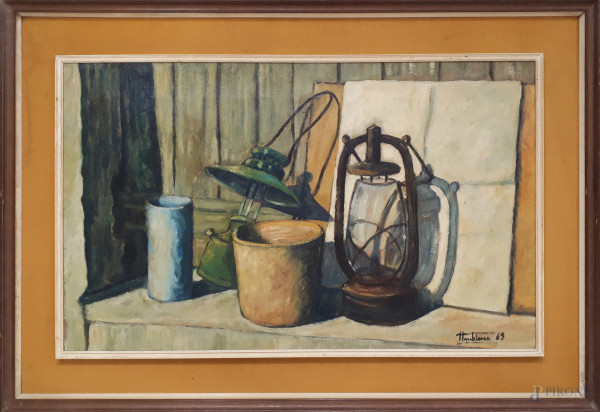 Artista del Novecento Composizione con oggetti, 1969, olio su tela, cm 50x80, firmato e datato in basso a destra, con cornice