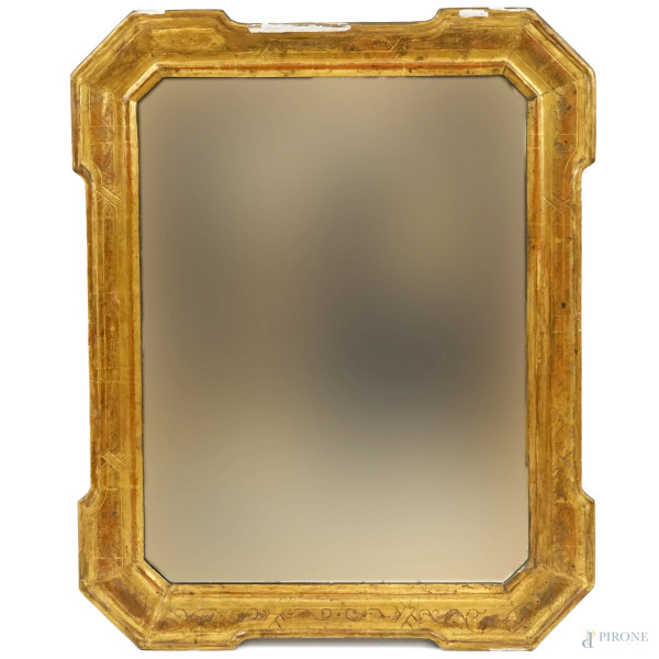 Specchiera a guantiera in legno dorato e con decori bulinati, seconda metà XIX secolo, ingombro cm 79x64, (difetti)