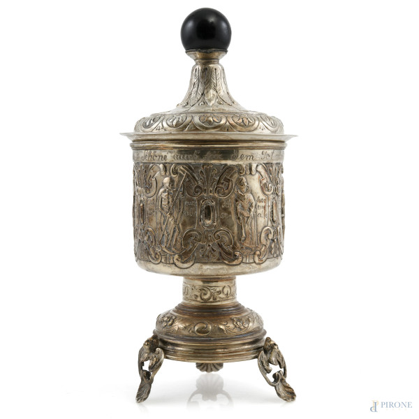 Portabonbon in argento 800/000 finemente cesellato con coperchio e presa in legno dipinto, altezza cm 22, peso lordo complessivo gr 360