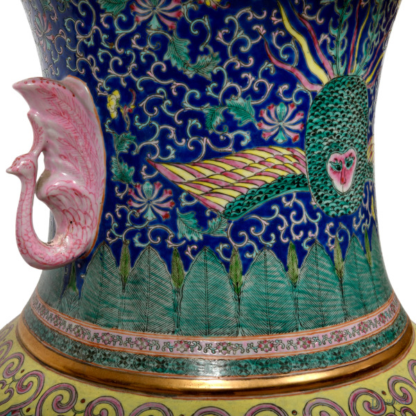 Vaso in porcellana con decori policromi raffiguranti draghi, Cina, XX secolo, altezza cm 93, (dif...