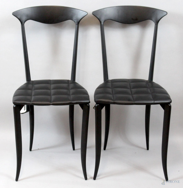 Coppia di sedie Fasem in metallo ed ecopelle color nero.