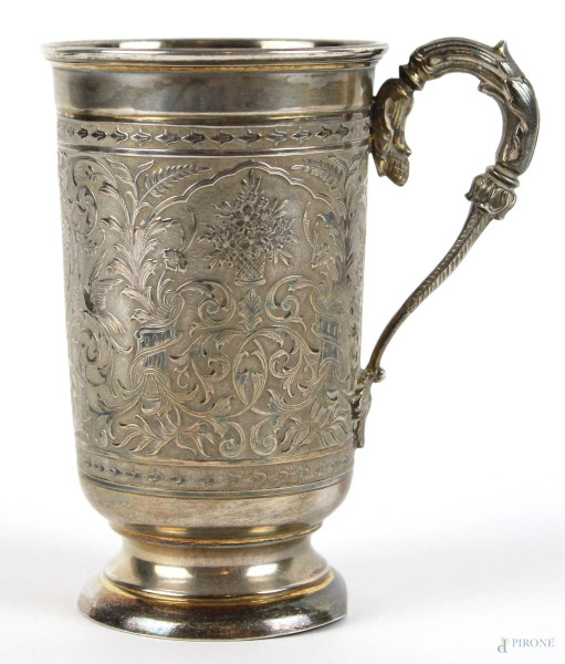 Boccale in argento cesellato a motivi di volute, fiori e volatili, interno a vermeil, altezza cm. 12,5, peso gr. 250, arte orientale.